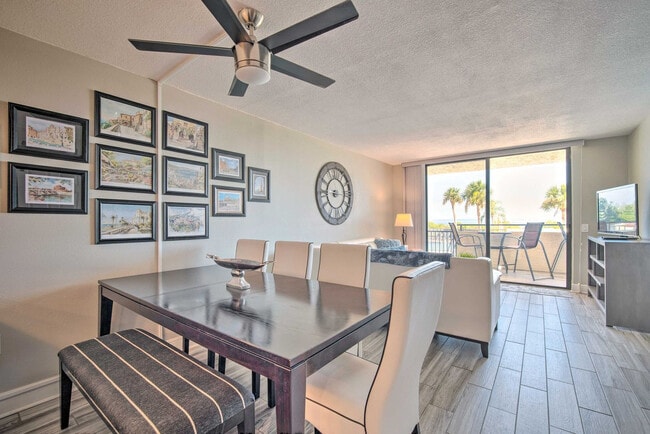 Building Photo - 6105 Sea Ranch Dr