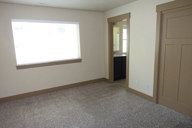 Building Photo - Beautiful Central Bench Home