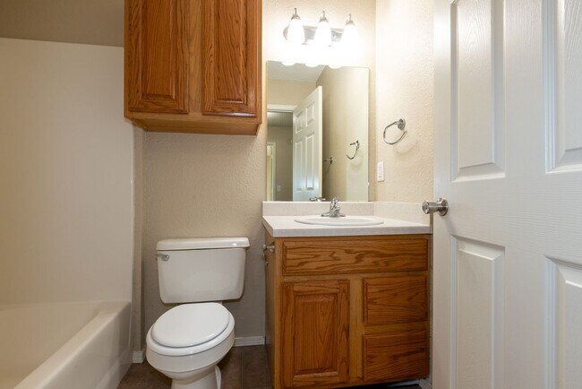 Building Photo - Beautiful  3 Bedroom, 2.5 Bath Condo in Canterbury!