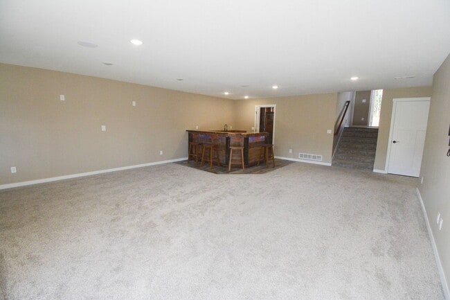 Building Photo - Spacious and Stunning 5 Bed 4 Bath For Ren...