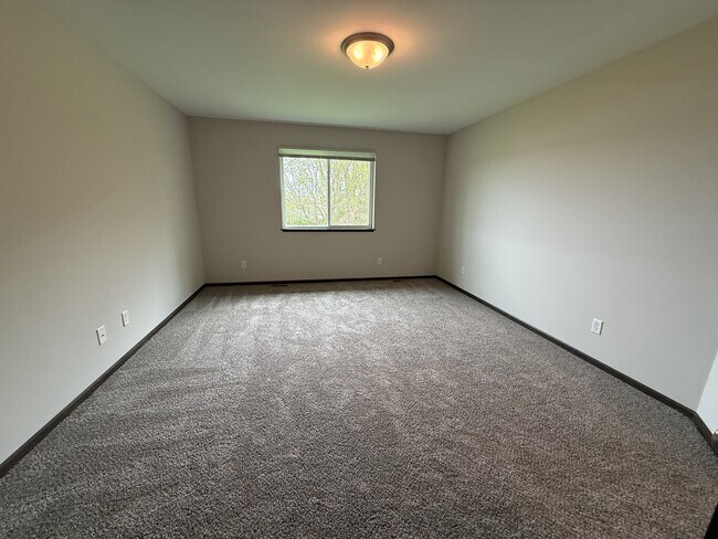 Building Photo - 930 Waters Edge Ct