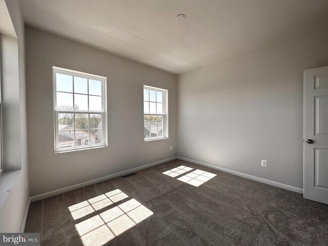 Building Photo - 526 Parkland Dr