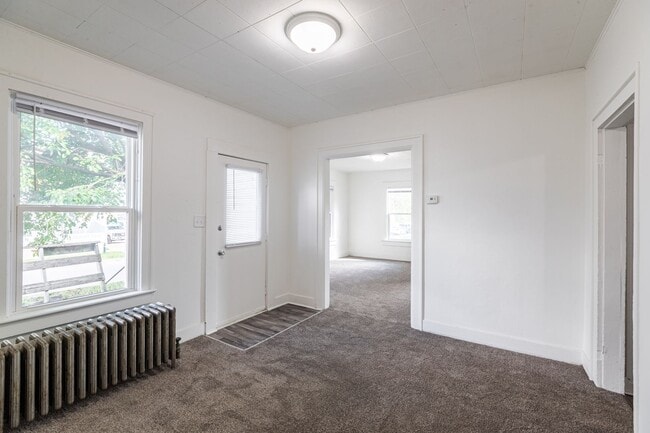 Building Photo - Renovated 2 Bedroom House