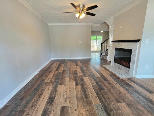 Building Photo - Move in Ready 3 Bedroom Townhouse in Yorktown!