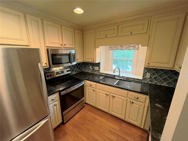 Building Photo - 82 Montre Square NW