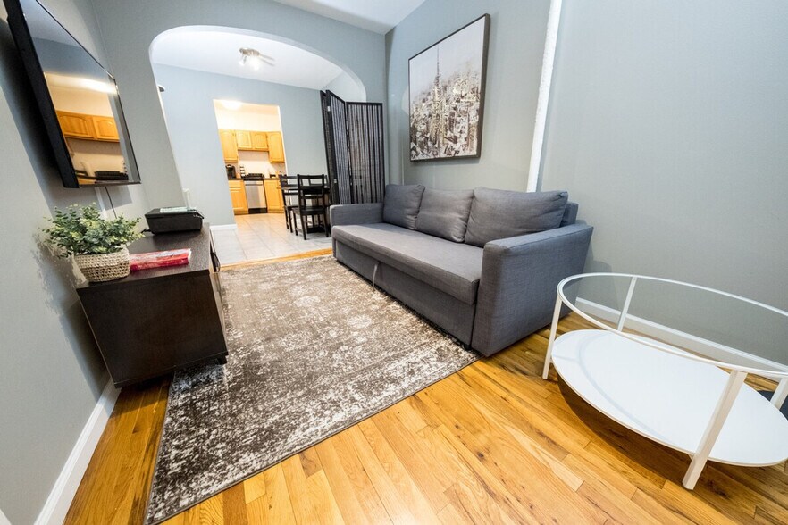 Building Photo - 305 E 104th St