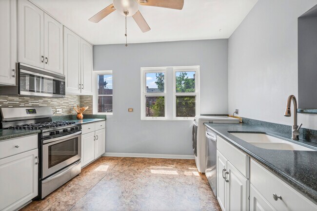 Building Photo - 906 Oakton St