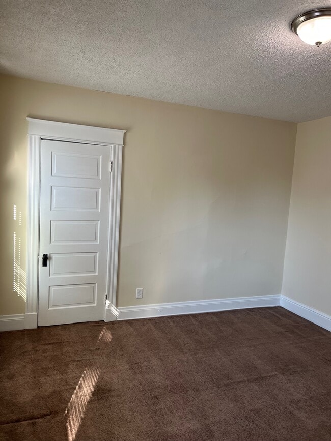 Building Photo - 905 Suire Ave