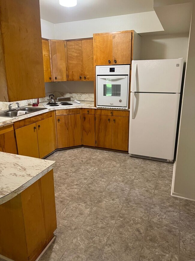 Building Photo - 3BED 1.5BATH - BONUS ROOM, LARGE YARD, WASHER/DRYER HOOKUP, DRIVEWAY PARKING