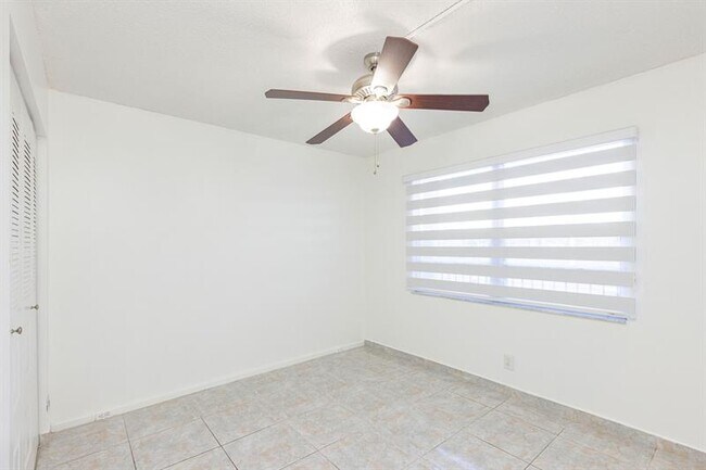 Building Photo - 1000 SW 125th Ave