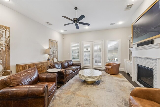 Building Photo - 4415 Marina St