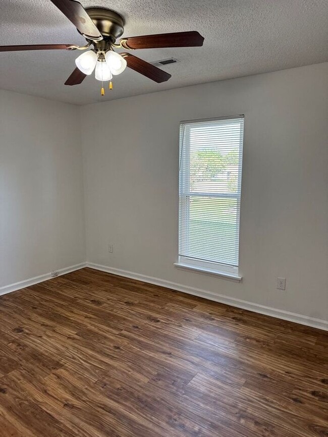 Building Photo - **Charming 3-Bedroom, 2-Bath Home in the H...