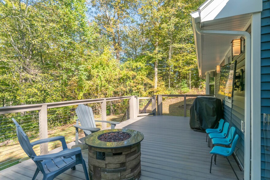 Deck - 2778 Albany Ave