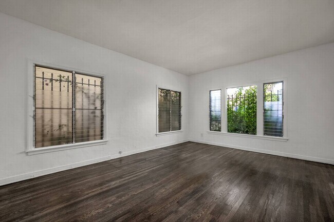 Building Photo - Sunning unit walking distance to shops on Fairfax