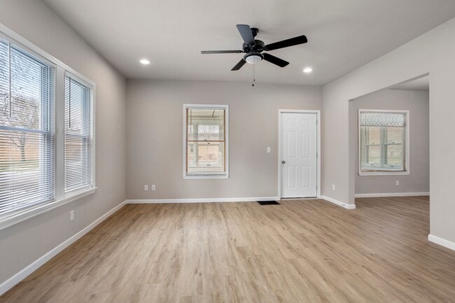 Building Photo - 3 Bedroom Fond Du Lac House
