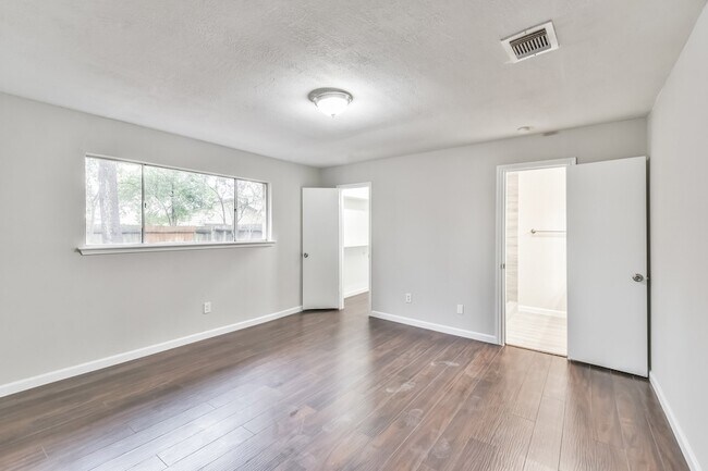 Building Photo - 9718 John Bank Dr