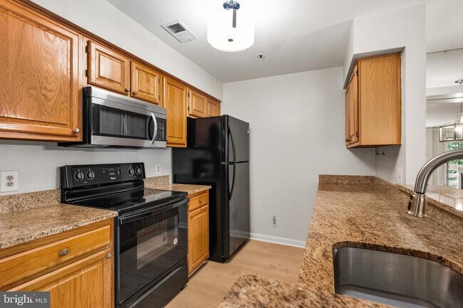 Building Photo - 240 S Reynolds St