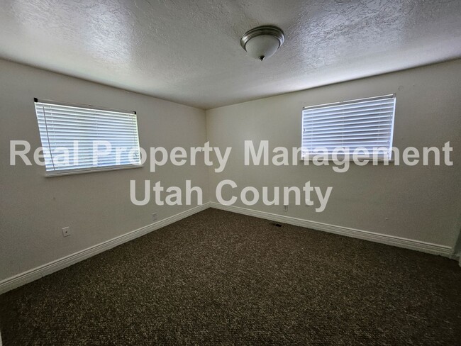 Building Photo - Orem 4-Plex