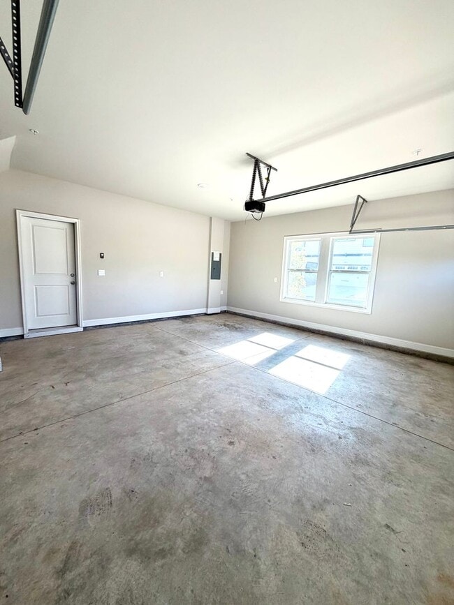 Building Photo - 4 bedroom, 3.5 bath townhouse in a swim community located in Woodstock, GA. Within walking distan...