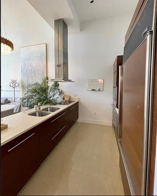 Building Photo - 495 Brickell Ave