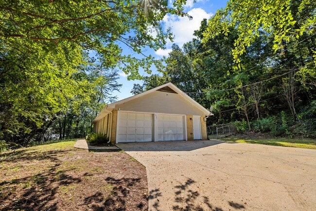 Building Photo - Rare Fully Renovated Center Point Home
