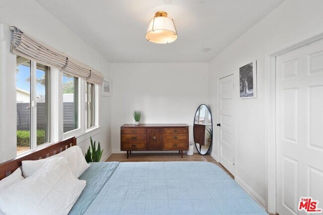 Building Photo - 1728 W 39th St