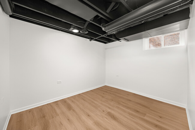 Building Photo - 5632 S Natoma Ave