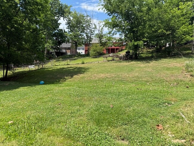 Building Photo - Lovely and Spacious Home in South Nashville - Garage and Fenced in Yard