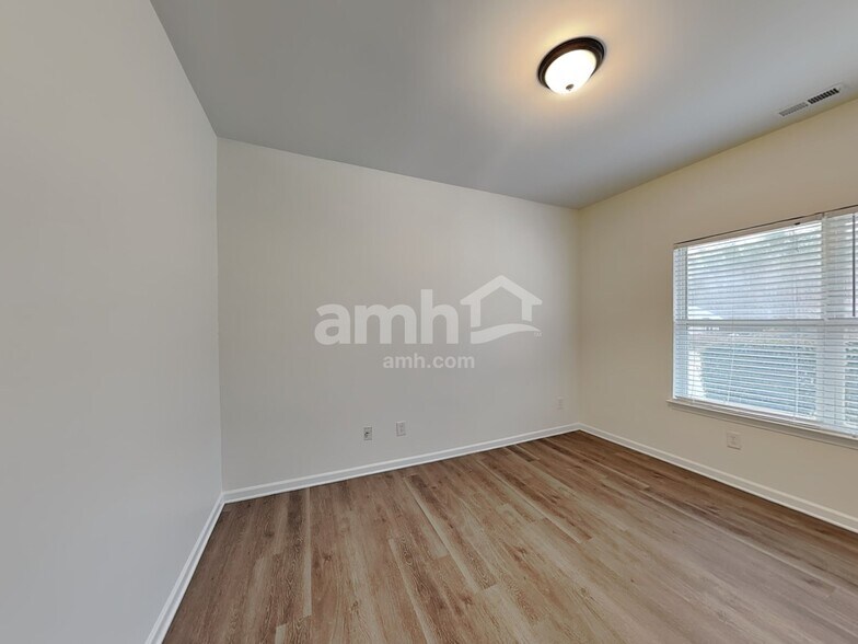 Building Photo - 157 Flanders Dr