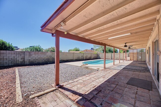 Building Photo - Garden Dr