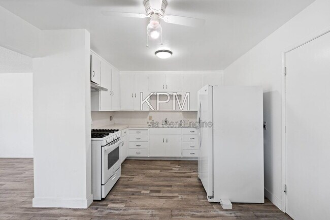 Building Photo - 527 N Lillian Ave