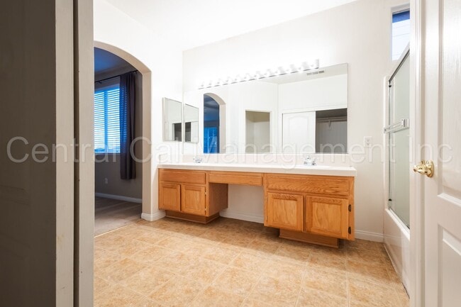 Building Photo - Large 4 Bedroom, 3 Bath Home in the Desire...