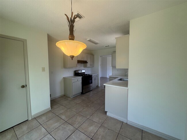 Building Photo - 6810 Creek Village Dr