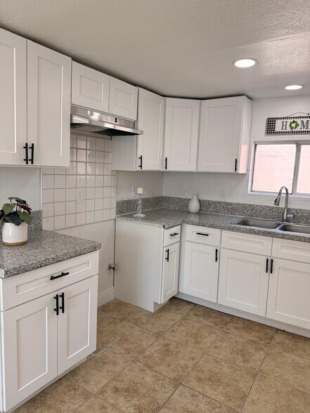 KITCHEN - 1716 1/2 Gage St