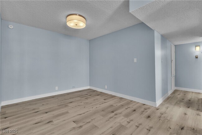Building Photo - 725 N Royal Crest Cir