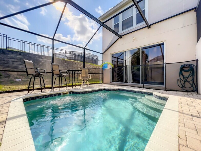 Building Photo - 2421 Silver Palm Dr