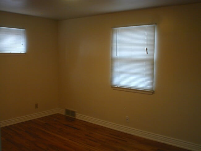Building Photo - House For Lease