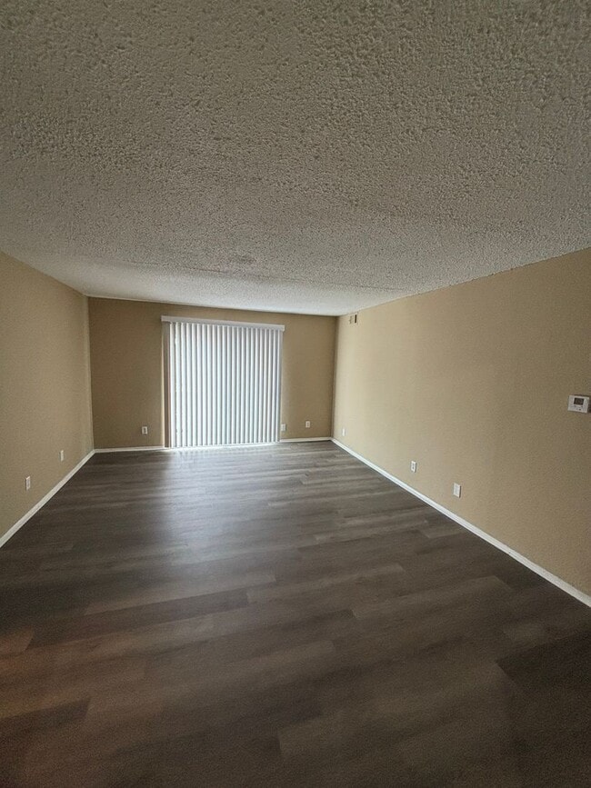 Building Photo - 2 Bedroom 1.5 Bath Updated Apartment