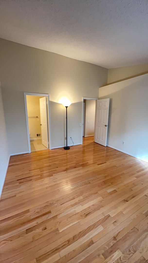 Building Photo - Two Primary Suite, Three Level Townhouse in the Pinecrest Community