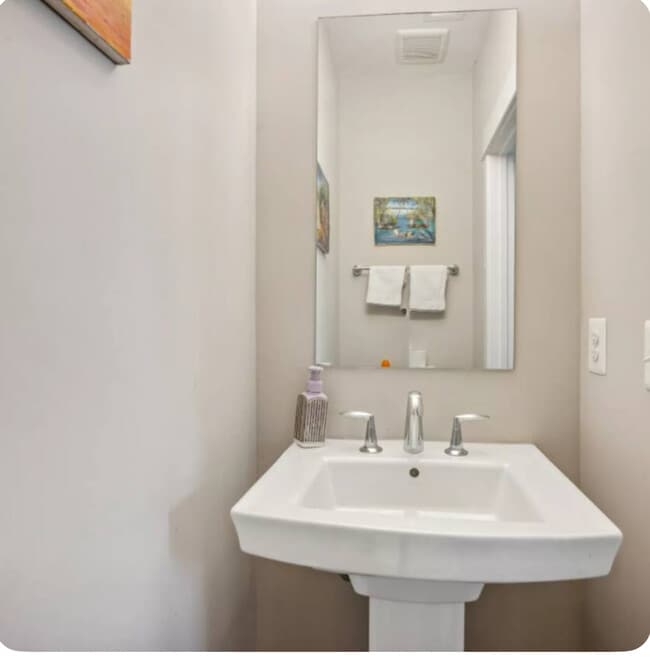 Building Photo - 721 Parkside Pl NE