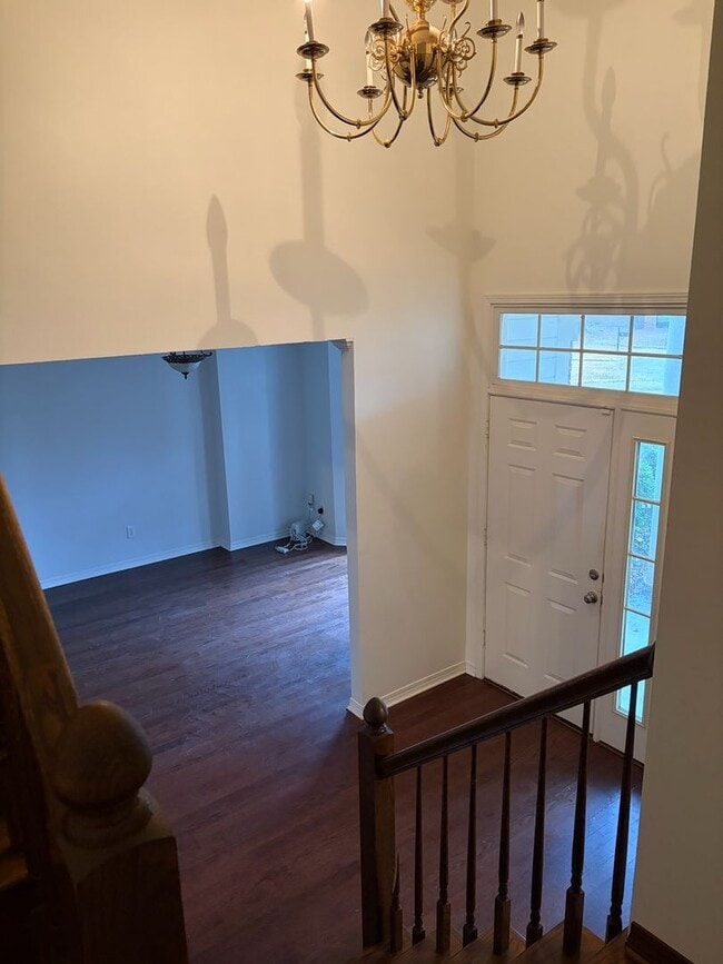 Building Photo - 2 story 3 bed/ 2.5 bath home