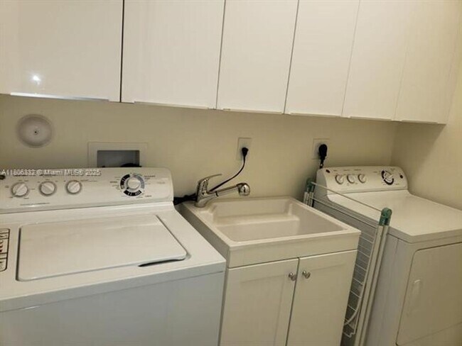 Building Photo - 6660 NW 105th Ct