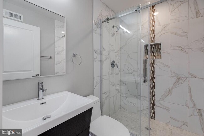 Building Photo - 2113 Master St