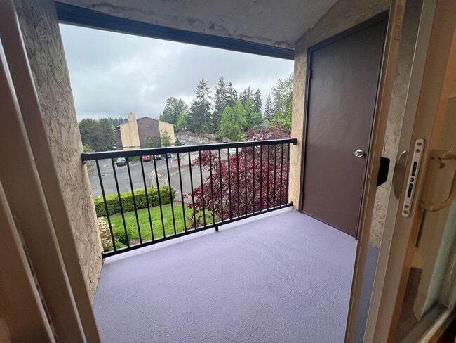 Building Photo - Renovated Top-Floor Condo in Prime Kirklan...