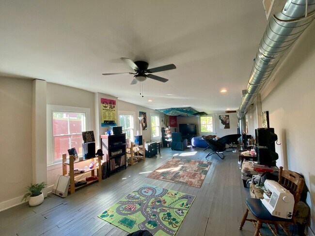 Building Photo - 2369 Victor St