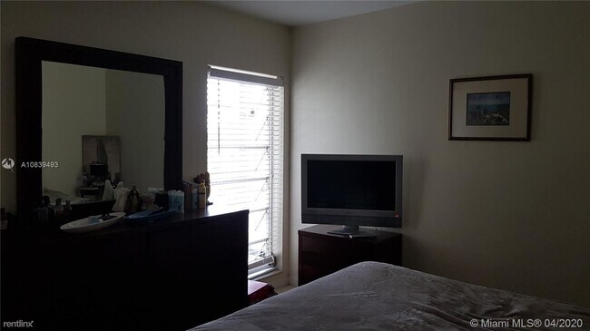 Building Photo - 1 br, 1 bath  - 2990 NE 16th Ave