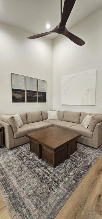 Building Photo - 731 W 6th S St