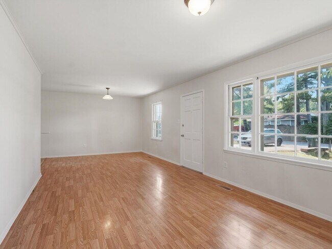 Building Photo - Close to Downtown Athens! Established neighborhood!