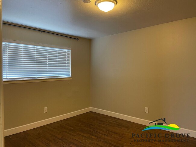 Building Photo - Updated Three Bedroom