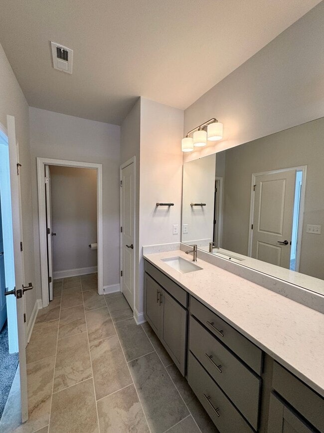 Building Photo - Beautiful 3BR/2BA w/ Office Townhouse in P...